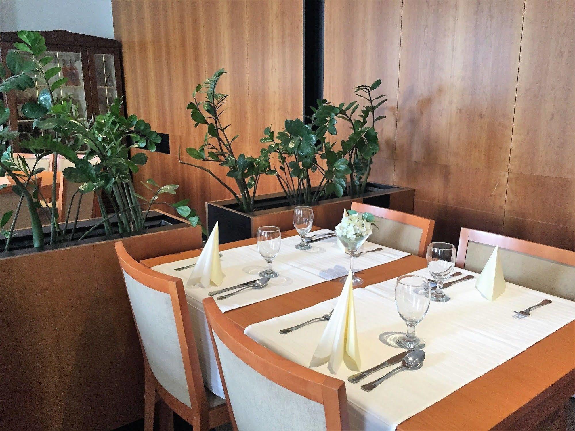 Hotel Maxim Svaty Jur Luaran gambar