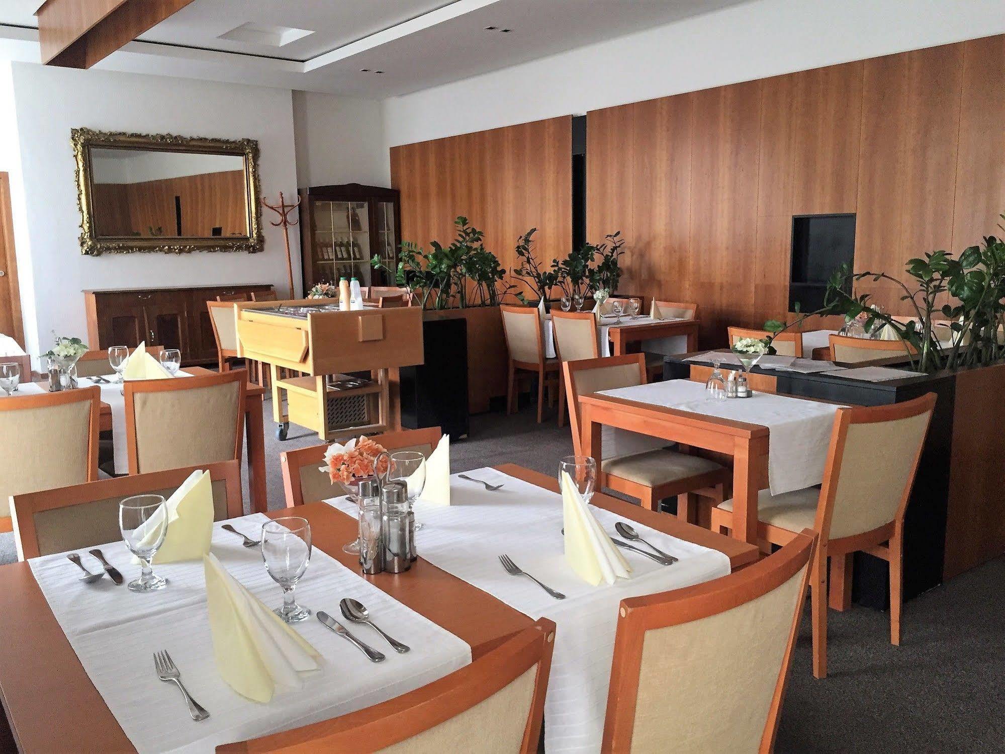Hotel Maxim Svaty Jur Luaran gambar