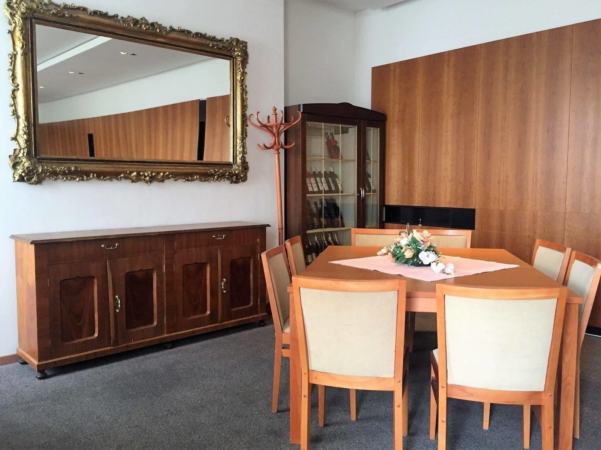 Hotel Maxim Svaty Jur Luaran gambar