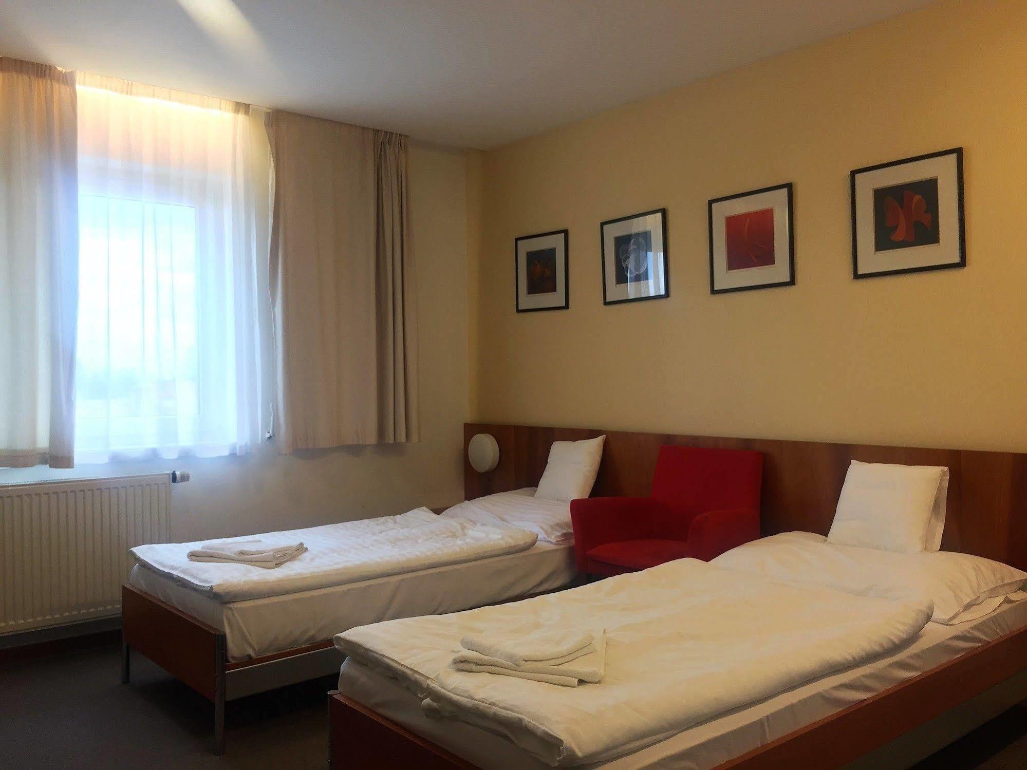 Hotel Maxim Svaty Jur Luaran gambar