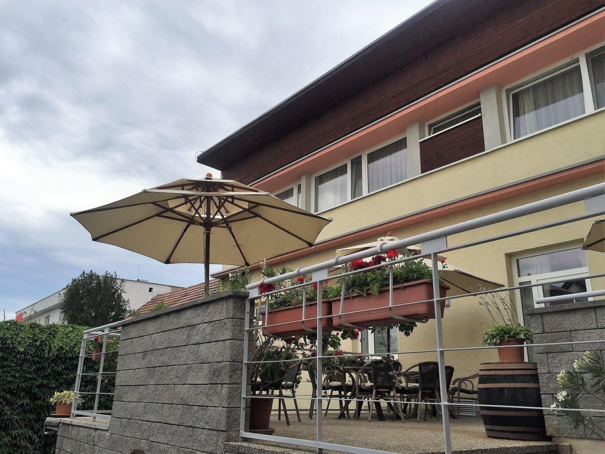 Hotel Maxim Svaty Jur Luaran gambar