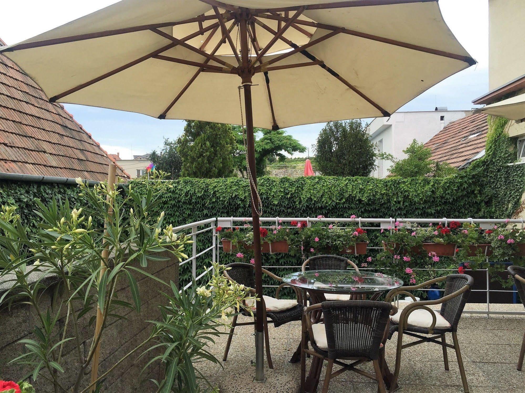 Hotel Maxim Svaty Jur Luaran gambar