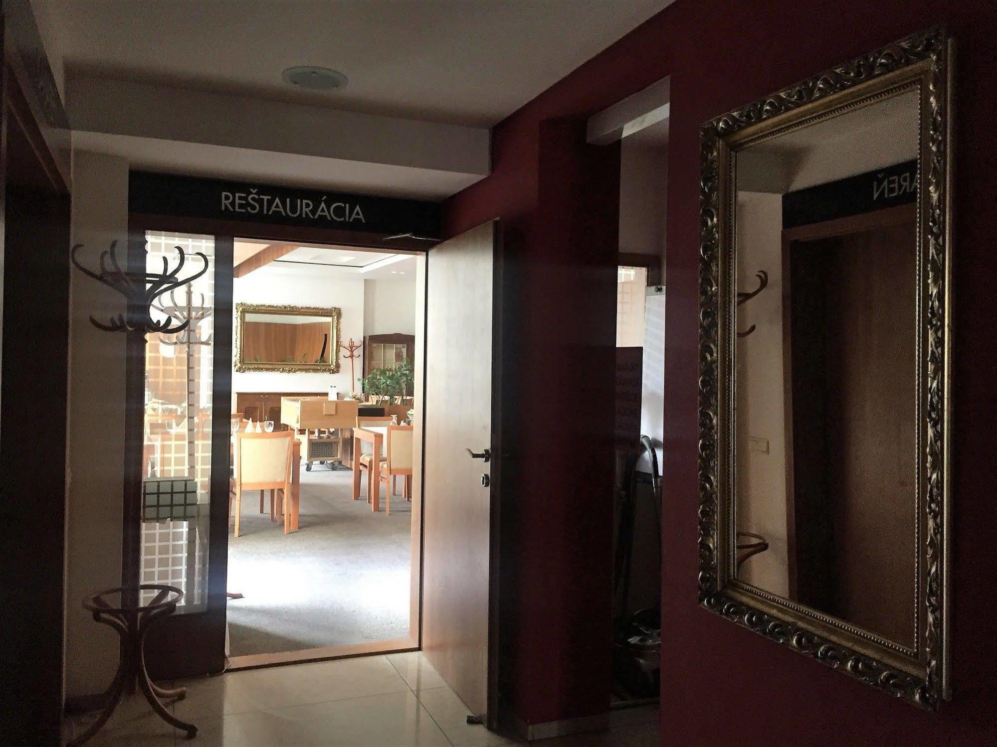 Hotel Maxim Svaty Jur Luaran gambar